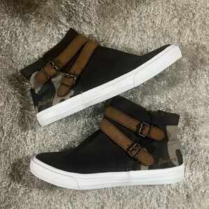 Blowfish Malibu tennis shoes - camo